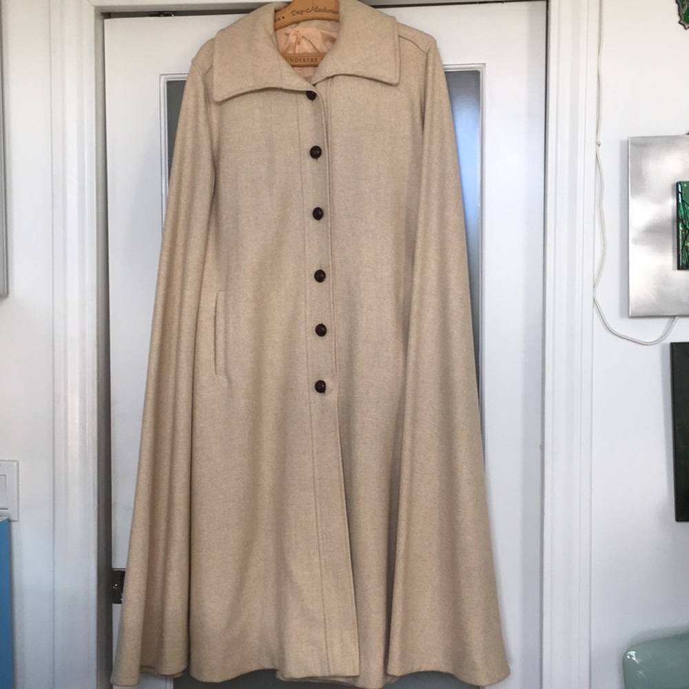 Vintage cape coat from 60s in excellent condition.